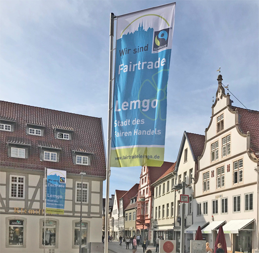 Fairtrade-Hissfahnen am Lemgoer Marktplatz